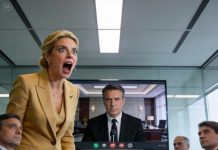 En el momento en que mi jefa se negó a reservar mi vuelo para el acuerdo de 5 millones de dólares, supe que quería que me fuera. Su voz atravesó la sala como un cuchillo: “¿Para qué traer basura?”. Sonrió con suficiencia, y todos me miraron como si ya no tuviera nada que hacer. Sentí una opresión en el pecho, pero mantuve la calma, demasiado calma. Me tragué la ira y forcé una sonrisa, porque ella no tenía ni idea de lo que me ocultaba. El director ejecutivo del cliente no solo era importante… era mi hermano. Me levanté, la miré a los ojos y le dije en voz baja: “Buena suerte en la reunión”.