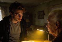 El Día de la Madre, mi madre me envió un mensaje que compartió con valentía con sus cuarenta y ocho familiares, segura de que los uniría. Respondí con una foto. Eso fue todo. A la mañana siguiente, cuarenta y siete la habían bloqueado en completo silencio. Solo mi abuela no lo hizo, y lo que decidió hacer fue infinitamente más devastador. No fue ruidoso ni dramático; fue la clase de crueldad sutil que se enrosca en el pecho, apretándose a cada segundo, dejándote preguntándote cómo una sola imagen pudo desmantelar a una familia entera en una noche.