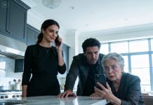 En el momento en que mi suegra susurró: «Este crucero es solo para la familia, querida», algo en mi pecho se tensó, y la habitación se quebró bajo el peso de su satisfacción. Mi esposo se quedó mirando, impotente, mientras doce meses de su sabotaje suave y deliberado cristalizaban en este único golpe brutal. Me temblaban los dedos al levantar el teléfono, con el corazón latiendo con una furia silenciosa que ella no percibió. Creyó haber ganado; por fin me había dejado fuera. Pero no entendía la tormenta que yo controlaba. Con una sola llamada, podía derribar todo lo que ella protegía.