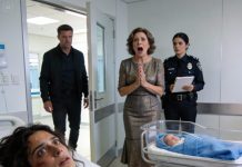 Mi cuñado me agredió con tanta brutalidad que me dejó la cara ensangrentada y el hombro dislocado, solo porque me negué a ser su avalista. Mi hermana ni siquiera se inmutó; me dijo fríamente: «Deberías haber firmado la hipoteca», como si me lo mereciera. Me arrastré hasta la puerta de mis padres, temblando, pidiendo ayuda, y entonces me desplomé en el suelo. Lo que sucedió después fue tan perturbador que incluso la policía, que lo había visto todo, quedó horrorizada, y me di cuenta de que ya no era solo un drama familiar… era algo mucho más siniestro.