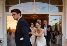 Cuando me pusieron una credencial con la inscripción ” Invitado con Acceso Limitado” , y mi madre murmuró: “Eso significa que no hay plato”, me invadió una fría claridad. Crucé la sala sin dudarlo, llegué a la mesa de regalos y recuperé mi sobre con el cheque de $10,000. “Creo que ya no lo necesitarás”, dije, y mi hermana palideció mientras me perseguía. Mis padres me gritaron que volviera, pero sus voces se difuminaron tras la creciente tormenta que sentía en mi interior.