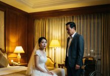 Để cứu em trai đang nằm giữa ranh giới s/ống ch/ết, tôi chấp nhận gả cho một tỷ phú 60 tuổi, gi;à yế;u, t/àn t/ật và mang tiếng “không sống qua nổi năm nay”. Ngày bước vào lễ đường, tôi nghĩ mình chỉ đang bán rẻ cả đời để đổi lấy mạng sống người thân. Nhưng đêm tân hôn, khi cánh cửa phòng ngủ khép lại, người đàn ông ấy đứng dậy, ánh mắt lạnh lùng và hành động tiếp theo khiến tôi chết lặng. Hóa ra, cuộc hôn nhân này… chỉ mới là khởi đầu của một âm mưu k/inh h/oàng hơn tôi tưởng.