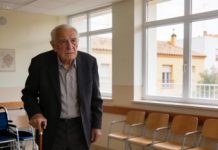 Mi familia se negó a asistir a mi boda solo porque la celebramos en un asilo para que mi abuelo pudiera estar. “Eres una vergüenza,” escupió mi padre.