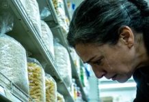 La vi encogida entre los estantes del supermercado, con moretones visibles y los ojos hundidos. Era mi nieta.