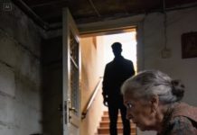 Nunca olvidaré el sonido metálico cuando la vi. Mi nieta estaba sentada en el suelo… con un collar de perro alrededor del cuello.