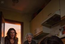 Confié a mi propia madre el cuidado de mi hija inocente de ocho años por una tarea urgente. En la cocina, la obligó a lavar platos.