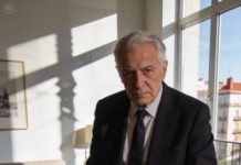 Mi hijo me golpeó solo por pedirle a su esposa que no fumara en mi casa. Gritó: “¡Tu opinión ya no importa, viejo!” Yo solo me levanté con calma, fui a mi habitación y abrí mi laptop.