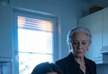 Mi hermano llamó con voz fría: “Mamá murió anoche. El funeral es el viernes. Me dejó todo. Tú no recibes nada.” Guardé silencio… y sonreí.