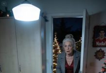 La cena de Navidad en casa de mi hijo parecía perfecta: la mesa impecable, risas, copas alzadas. Entonces mi teléfono vibró.