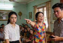 MẸ CHÔNG SẮP CUỚI DẪN CẢ HỌ VÀO NHÀ TÔI, VÀ QUÁT:* ĐỨNG ĐÓ LÀM GI? MAU VÀO NÂU CƠM. TỤI TAO ĐÓI RỐT: TÔI ĐÃ LÀM MỘT VIỆC, KHIẾN TẤT CÁ SỮNG SỜ….