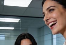 Trabajaba en silencio, vestida de forma sencilla, invisible para casi todos. Hasta que una compañera “elite” se burló de mí y, entre risas, me lanzó una Coca-Cola encima frente a toda la oficina.