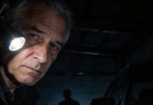 Mi hijo pasó por casa diciendo que quería revisar mi coche viejo “por seguridad”. Sonrió demasiado. Esa noche, por pura intuición, miré debajo del vehículo y encontré un rastreador escondido.