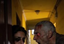 A las cinco de la mañana alguien golpeó mi puerta con desesperación. Era mi vecino, pálido, temblando. “No vayas a trabajar hoy. Confía en mí”, me dijo.