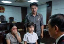 Chồng Đòi Ly Hồn, Ngày Ra Tòa Con Gái 7 Tuổi Hỏi Thẩm Phán: “Thưa Bác, Con Có Thể Cho Bác Biết Một Bi Mật Mà Mẹ Không Biết không?” Khiến Người Cha Tấi Mặt…