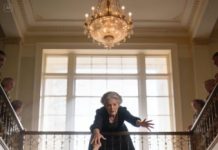 El baby shower de mi hermana era en un restaurante de lujo, lleno de sonrisas falsas y copas caras. De pronto tomó el micrófono y gritó: “¡También celebramos hoy el aborto espontáneo de mi hermana!”.