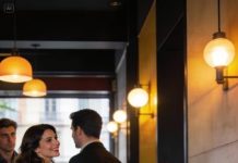 “No empieces nada esta noche”, me dijo en voz baja. Minutos después, llevó a su ex a un rincón para “ponerse al día” y me pidió que buscara otra mesa.