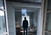 El primer día en mi nueva casa, una anciana vecina llegó temblando a mi puerta. Sus ojos estaban llenos de terror.