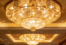 Mi esposo me llevó a una cena de negocios con un cliente francés. Sonreí, asentí y fingí no entender una sola palabra. Él creyó que yo era invisible.