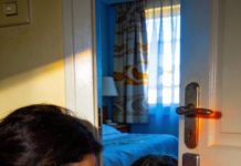 Durante unas vacaciones familiares, mis padres y mi hermana encerraron a mi hija de 8 años en una habitación de hotel sofocante, sin comida ni agua, y se fueron todo el día.