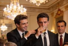 En la fiesta de compromiso, mi hermano menor sonrió con desprecio y me presentó a su jefe: “Este es el fracaso de nuestra familia.” Mis padres fruncieron el ceño y murmuraron: “Qué vergüenza.”