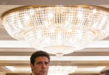 Mientras se retocaba el maquillaje, mi novia dijo con total naturalidad: “En la fiesta, actúa como si no estuvieras conmigo.” La miré sorprendido, pero solo respondí: “Está bien.” La dejé en la puerta y me fui solo a casa.