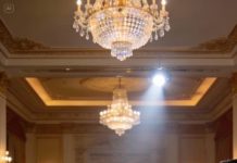 Mi hermana me arrebató el micrófono en su boda y gritó, riéndose: “¡Subastemos a mi hermana madre soltera y a su hijo pobre!” Todos aplaudieron como si fuera un chiste.