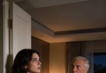 Para salvar a mi familia, acepté casarme con un millonario viejo y frágil, un hombre cuya fortuna pesaba más que su propio cuerpo, y aquella noche, mientras el silencio de la mansión me oprimía el pecho y el eco de mis pasos sonaba como una sentencia, entré al dormitorio con el corazón temblando; él cerró la puerta, se acercó lentamente, levantó las manos hacia su rostro y, cuando se quitó la máscara, la sangre se me heló en las venas, porque el hombre que apareció ante mis ojos era alguien que jamás debió estar allí.