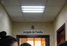 Cuando mi novia soltó, casi con una sonrisa: «He donado tu esperma sin avisarte, mi amiga no podía pagar una clínica, enhorabuena, ya eres padre biológico», sentí que el mundo se me cerraba, pero solo dije, con la voz helada: «Eso es ilegal». Colgué la llamada, marqué a un abogado, presenté cargos y envié a su amiga una carta de cese y desistimiento; poco después, cuando Servicios Sociales empezó a llamar a todas las puertas, la tensión en el aire se podía cortar.