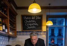 Cuando mi propio hijo me miró a los ojos y dijo con total calma que la cena se había cancelado, sentí un pequeño pinchazo de decepción, nada más. Pero al llegar al restaurante y verlos allí, riendo, brindando y devorando platos caros pagados con mi dinero, algo dentro de mí se rompió en silencio. No hice una escena. No grité. Les di una sorpresa que jamás podrán olvidar. Y fue entonces cuando lo entendieron: dejaron de hablar exactamente en el mismo segundo en que yo lo hice. Porque yo…