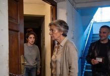 Mi hijo menor, piloto de avión, me llamó a una hora extraña; en cuanto vi su nombre en la pantalla sentí un presentimiento helado. Con la voz tensa me preguntó si mi nuera estaba en casa. “Sí, está aquí conmigo”, respondí, mirando instintivamente hacia el pasillo. Hubo un silencio pesado al otro lado de la línea, y entonces él susurró, casi sin aliento: “Imposible, mamá… ella acaba de abordar mi vuelo”. En ese instante, detrás de mí, comenzaron a oírse unos pasos lentos y decididos.