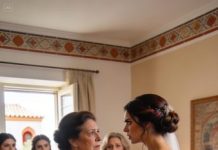 Después de pasar seis meses cosiendo a mano el vestido de novia de mi hija, velando cada puntada como si fuera un secreto, entré en la suite nupcial justo a tiempo para oírla reír y decir: «Si pregunta, dile que no me queda, parece sacado de una tienda de segunda mano». Sentí cómo se me rompía algo por dentro, pero tragué mi orgullo, enderecé la espalda y me llevé el vestido en silencio. Lo que nadie imaginaba era que, horas después, ocurriría algo que cambiaría esa boda para siempre.