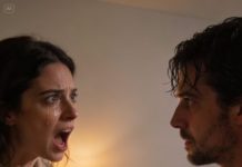 El mareo me golpeó en plena jornada de trabajo, tan violento que apenas tuve tiempo de salir tambaleándome a la calle antes de derrumbarme en un banco. Cuando por fin abrí los ojos, la luz me cortó como cuchillas y vi a un anciano inclinado sobre mí, sus dedos huesudos forcejeando con el cierre de mi pulsera. “¿Qué está haciendo? ¡Mi marido me la regaló!”, alcancé a protestar, con la voz rota. Él acercó la boca a mi oído y susurró: “Por eso te sientes tan mal. Mira…”.