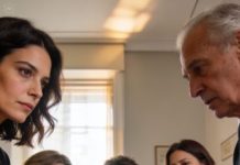 El notario aún no había terminado de leer cuando mi marido estalló, golpeando la mesa con la mano y escupiéndome, delante de todos: “¡Devuélveme el anillo y el reloj, esos regalos son míos!”. Sentí cómo se me encendía la cara, pero no temblé; con una calma que ni yo reconocí, dejé las joyas sobre la madera fría y, sin apartar la mirada de la suya, saqué lentamente un documento de la carpeta azul. Cuando él leyó el encabezado, su mandíbula cayó y el silencio en la sala se volvió insoportable.