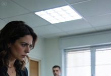 En su aniversario, mientras las velas titilaban y las copas brillaban sobre la mesa del restaurante, ella se levantó al baño sin imaginar nada extraño. Al volver, una desconocida se le acercó, la miró a los ojos y susurró, casi sin mover los labios: “Tu marido ha puesto algo en tu bebida”. El corazón le dio un vuelco, pero sonrió, fingiendo que era una broma absurda. Sin embargo, diez minutos después, con las manos temblando, decidió cambiar las copas en silencio.