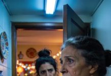 Vine para el Cuatro de Julio con el corazón lleno de ilusión, pensando que compartiríamos risas y fuegos artificiales en familia, pero apenas crucé la puerta mi hija me miró con frialdad y dijo: “Mamá, no eres bienvenida aquí. Solo invité a mi suegra. Vete.” Sentí cómo el suelo desaparecía bajo mis pies; no discutí, no lloré, simplemente me fui en silencio, tragándome la humillación. A la mañana siguiente, el teléfono sonó desesperadamente: era ella, llorando, presa del pánico, suplicando que regresara de inmediato porque algo había salido terriblemente mal.