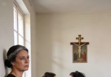 Cuando entré al funeral de mi ex después de más de diez años sin que nadie me viera, todas las cabezas se giraron al mismo tiempo, los susurros comenzaron como si yo fuera un fantasma que no merecía ser nombrado, y pude sentir el peso de cada mirada clavándose en mi espalda mientras mis hijas apretaban mi mano sin entender; entonces el abogado abrió el testamento, pronunció mi nombre con voz firme y, en ese instante, el aire se congeló, las risas murieron y el silencio se volvió más fuerte que cualquier acusación.