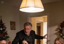 En plena cena de Acción de Gracias, con los platos todavía humeando sobre la mesa, mi padre dejó caer la sentencia como un cuchillo: «Puedes mudarte al cuarto de la lavandería o irte de la casa». El silencio pesó más que el pavo. Mi hermano sonrió con ese gesto torcido que siempre anuncia problemas y murmuró: «Lo entiendes, ¿verdad?». Sentí cómo se me cerraba la garganta, me levanté y salí sin mirar atrás. Días después, lo escuché gritar por teléfono: «Espera… ¿Camila lo cubrió todo?».