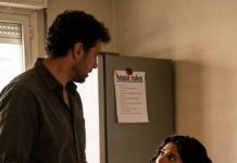 Mi marido llegó una noche con una lista de quince nuevas “reglas de la casa”, cada una más rígida que la anterior, como si yo fuera una invitada en mi propio hogar. Lo escuché en silencio, sintiendo cómo se me cerraba el pecho con cada norma que imponía, hasta que, con una calma que no sentía, le pregunté si podía añadir solo un pequeño detalle. Él aceptó sin sospechar que ese único límite, pronunciado casi en susurros, sería la grieta perfecta para derrumbar por completo el sistema de control con el que creía tenerme atrapada.