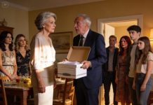 El día que cumplí setenta y tres años, cuando la casa estaba llena de risas y brindis, mi marido apareció en la puerta con una mujer y dos niños y, delante de todos los invitados, anunció con voz tranquila: «Esta es mi segunda familia». Durante treinta años los había mantenido en la sombra, como un secreto pegado a mi piel. Nuestras hijas se quedaron heladas, pero yo sonreí, le tendí una caja y susurré: «Lo sabía. Es para ti». Al abrirla, las manos le empezaron a temblar.