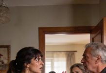 Ojalá esto fuera una exageración: mis padres se negaron a ayudarme con los 25.000 dólares para la cirugía de mi hijo, pero no dudaron en gastar 50.000 en la luna de miel de mi hermana. Mi niño sobrevivió, contra todo pronóstico, y aun así ninguno de ellos apareció en su fiesta de celebración, ni una llamada, ni un mensaje. Un año después, mi hermana regresó llorando, recién divorciada, pidiéndome dinero. Abrí la puerta, la miré en silencio… y la cerré para siempre.