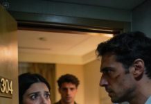 El día que cumplí 30 descubrí que el regalo de mi esposa no era una sorpresa, sino una traición: dijo que había “olvidado” mi cumpleaños y salió con sus amigas, pero algo en su sonrisa forzada me obligó a revisar la ubicación de su teléfono, y así la seguí hasta un hotel barato en las afueras; en lugar de hacer una escena, le pagué al recepcionista para enviar a la habitación 304 una tarta con una nota: «Feliz cumpleaños para mí, disfruta del divorcio». Su pánico comenzó al instante.