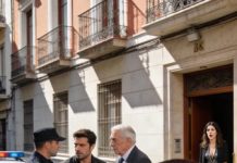 Dos años después de que mi esposo me divorciara y se casara con mi mejor amiga, yo me escondía bajo el puente, helada, con la ropa pegada al cuerpo y el orgullo hecho trizas, cuando un lujoso todoterreno negro frenó de golpe frente a mí; se abrió la puerta trasera y, para mi horror, descendió mi adinerado suegro, pálido, con la voz temblándole mientras me miraba como si viera un fantasma y murmuró: «Sube al coche, me dijeron que estabas muerta».