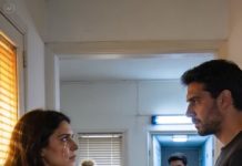 Cuando vi al atractivo compañero de trabajo de mi esposo sentado solo en aquella cafetería, sentí que el suelo se abría bajo mis pies. Me acerqué fingiendo calma y, con una sonrisa tensa, solté la pregunta que me quemaba la lengua: “¿No deberías estar viajando con mi marido esta semana?”. Él levantó la vista, sonrió con una tranquilidad que me heló la sangre y respondió: “Hace días que se queda en casa de su secretaria…”. Luego se inclinó hacia mí y murmuró: “Olvídalo… ¿y si cenamos tú y yo esta noche?”.