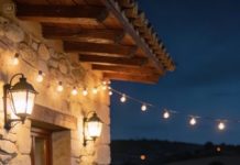 Mi hermana “olvidó” reservarme una habitación en la cabaña de la boda; al final se la cedió al socio de negocios del novio porque, según mi madre, “él sí es alguien importante, no como tú”. Yo solo asentí, reservé una cama estrecha en un hostal barato, sonreí con calma y luego desaparecí sin dejar rastro durante dieciséis meses. Cuando volví, sin avisar, crucé el umbral de su casa con una maleta nueva, otra vida a mis espaldas y una sorpresa preparada que los dejó helados…