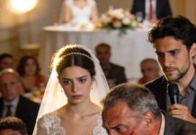 El día que cumplí veinte años, mientras mi familia hacía las maletas para volar a Roma con mi hermana —“la única que nos hace sentir orgullosos”, repetían como una canción cruel—, yo aprendí a sonreír en silencio. Un mes después, en su boda, me colocaron en la mesa pegada al baño, tan lejos como se pudiera de las fotos y de la música. Entonces un desconocido se sentó a mi lado, me susurró “por favor, solo sígueme” y, cuando se levantó a hablar, todos giraron la cabeza, horrorizados.