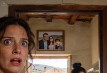 Mi marido me prohibió toda la vida poner un pie en su casa de campo; nunca explicó por qué, sólo repetía que ese lugar no era para mí. Después de su muerte, el abogado me puso un pequeño manojo de llaves en la palma y murmuró, casi solemne: «Ahora es tuya». Pensé venderla sin más, romper de una vez con todo, pero la curiosidad terminó venciendo al miedo. Con el corazón desbocado, abrí la puerta oxidada y me quedé helada, sin aliento, porque adentro había…