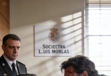 Su risa todavía me retumba en la cabeza: «¡Púdrete en prisión! ¡Mi joven esposa y yo derrocharemos hasta el último centavo de tu dinero!». Mientras las esposas se cerraban en mis muñecas y todos celebraban su victoria, fingí resignación, bajé la mirada y di mi último paso calculado. Aprovechando el empujón del guardia, deslicé entre sus dedos un pequeño papel doblado: «Llámalo y dile que fui incriminado. Tendrás una casa». Sentí cómo su mano temblaba; el juego acababa de cambiar.