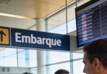 En cuanto vi la lista del viaje supe que algo olía mal, pero jamás imaginé que sería mi propia cuñada quien me escupiría en la cara: «Tú no perteneces a este viaje». Borró mi nombre del guest list delante de todos y lo sustituyó por el de su instructor de yoga, como si yo fuera prescindible. En la puerta de embarque, se inclinó hacia mí y susurró, triunfante: «Vete a casa». Nadie dijo nada, ni siquiera mi marido. Entonces la tripulación se volvió hacia mí y dijo…