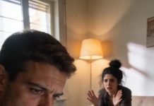 A las tres de la madrugada, cuando el silencio pesa más que cualquier grito, me llegó su mensaje: “Estoy en casa de Jake. Ven a buscarme o lo nuestro se acaba”. Sentí el corazón helarse… y con una calma que no reconocí como mía, escribí: “Entonces, lo nuestro se acaba”. Tomé captura de su ubicación y se la envié a la esposa embarazada de Jake. Al amanecer, ella me llamaba, llorando y desesperada, suplicando un techo: la habían echado a ambos.