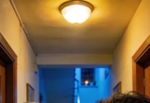 Esta noche descubrí quién soy realmente: no solo un padre, sino la tormenta que ellos mismos invocaron. Mi hija se desplomó ante mi puerta, llena de moretones, temblando, con la ropa rota y la mirada hecha pedazos. Sollozó, casi sin voz, que su marido la había golpeado por una amante a la que ni siquiera conozco. No dije nada; me puse el uniforme con manos heladas, conteniendo el temblor de la rabia. Luego tomé el teléfono, marqué un solo número y susurré, sin titubear: «El plan empieza ahora».